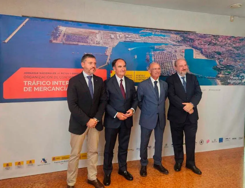 Doncel, primero por la izquierda, junto a los presidentes de los puertos de Algciras, M&aacute;laga y Melilla (CEDIDA)