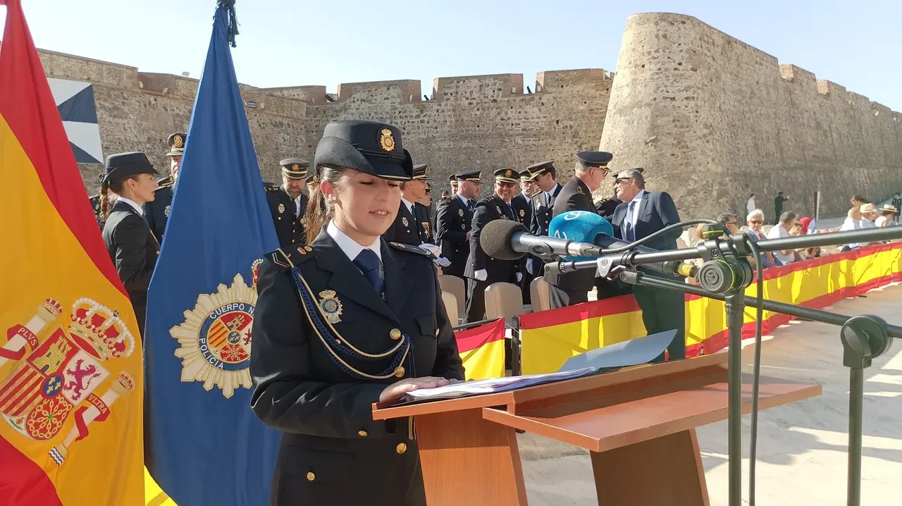 Grande-Marlaska preside en Ceuta la entrega de la bandera de Espa&ntilde;a a la Jefatura Superior de Polic&iacute;a