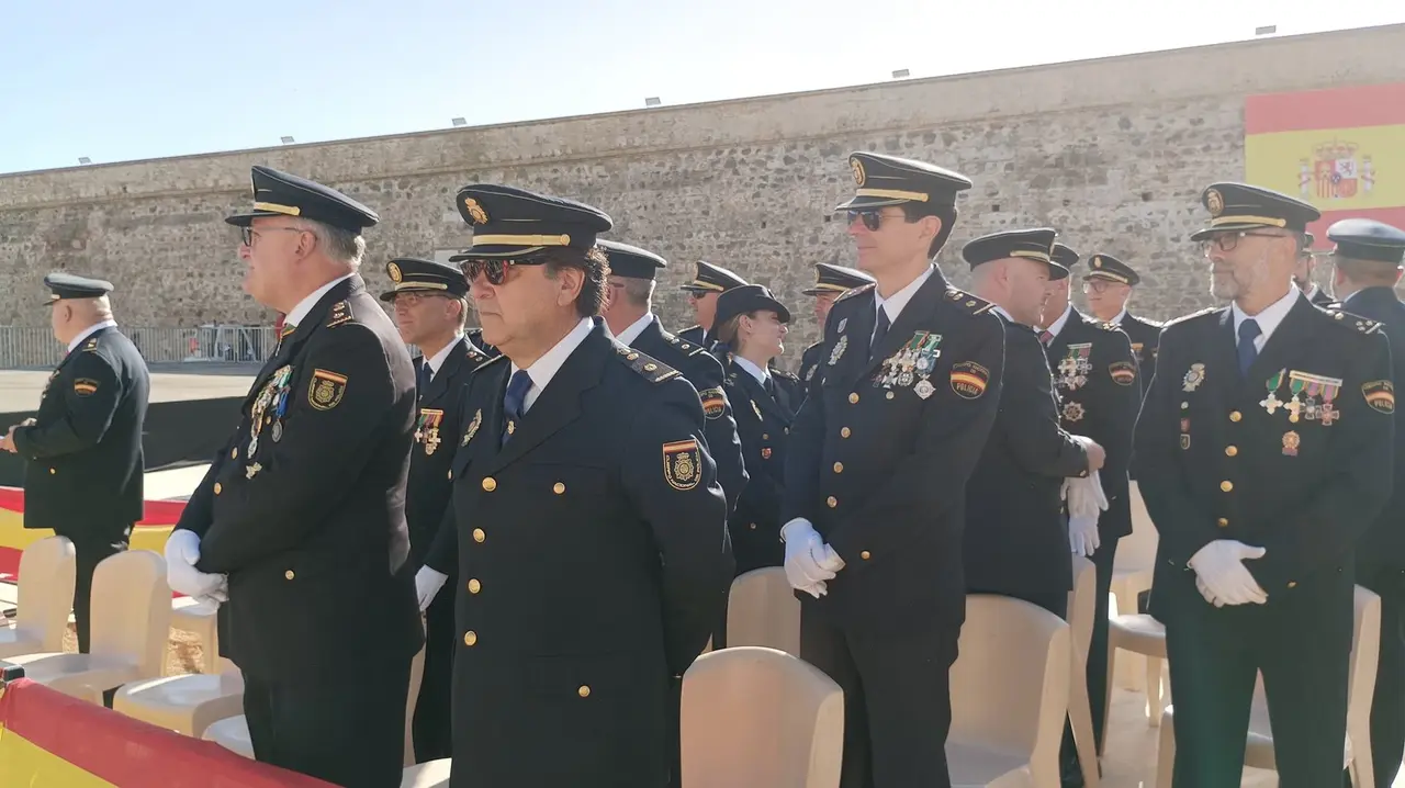 Grande-Marlaska preside en Ceuta la entrega de la bandera de Espa&ntilde;a a la Jefatura Superior de Polic&iacute;a