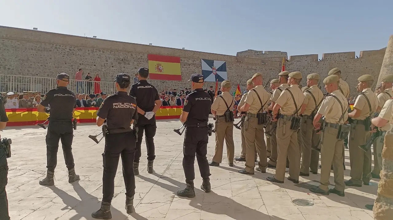 Grande-Marlaska preside en Ceuta la entrega de la bandera de Espa&ntilde;a a la Jefatura Superior de Polic&iacute;a