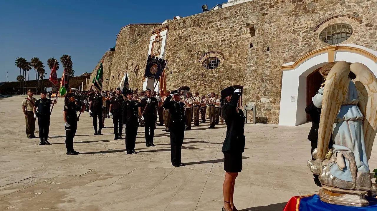 Grande-Marlaska preside en Ceuta la entrega de la bandera de Espa&ntilde;a a la Jefatura Superior de Polic&iacute;a