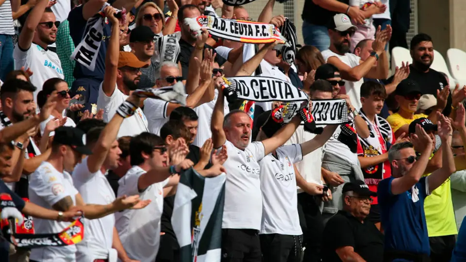La afici&oacute;n caballa anima al equipo durante la disputa de un partido (A.D. CEUTA)