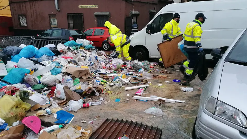  Varios operarios recogen basura en el Pr&iacute;ncipe 