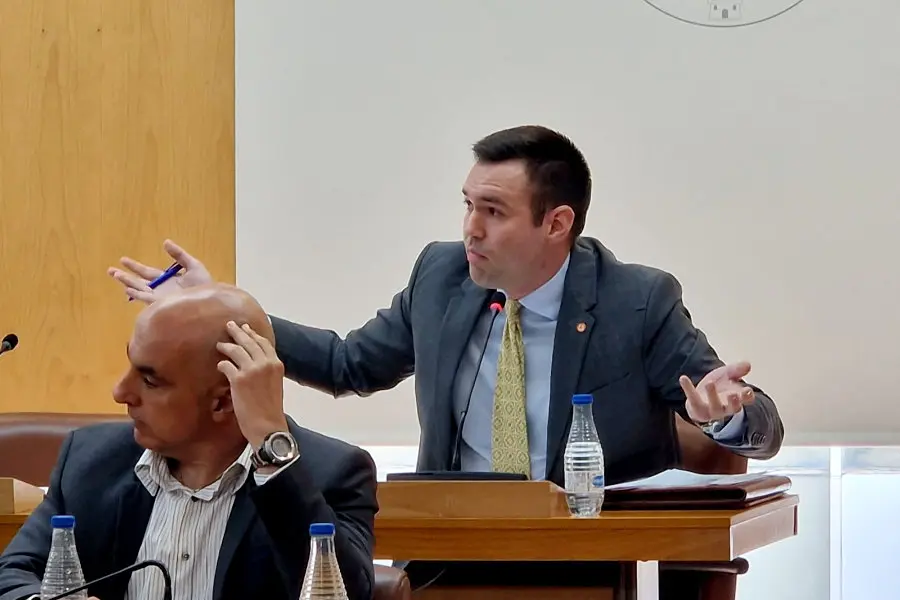  Carlos Verdejo, diputado de Vox, durante su intervenci&oacute;n en el pleno de este martes / Laura Ortiz 
