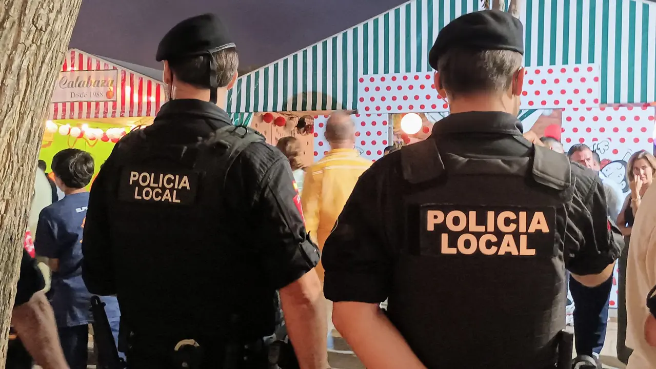 Agentes de la Polic&iacute;a Local patrullan durante la &uacute;ltima edici&oacute;n de la Feria (C.A./ARCHIVO)