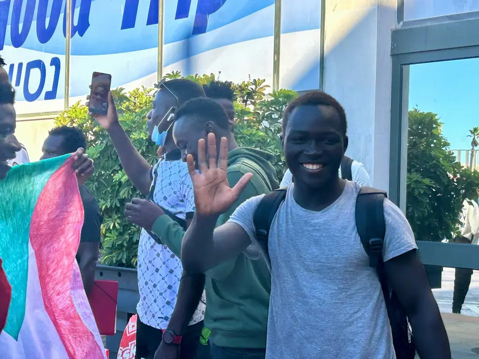 Salida inmigrantes CETI hacia la Pen&iacute;nsula / M.Zapico