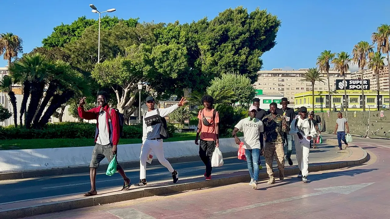 Salida inmigrantes CETI hacia la Pen&iacute;nsula / M.Zapico