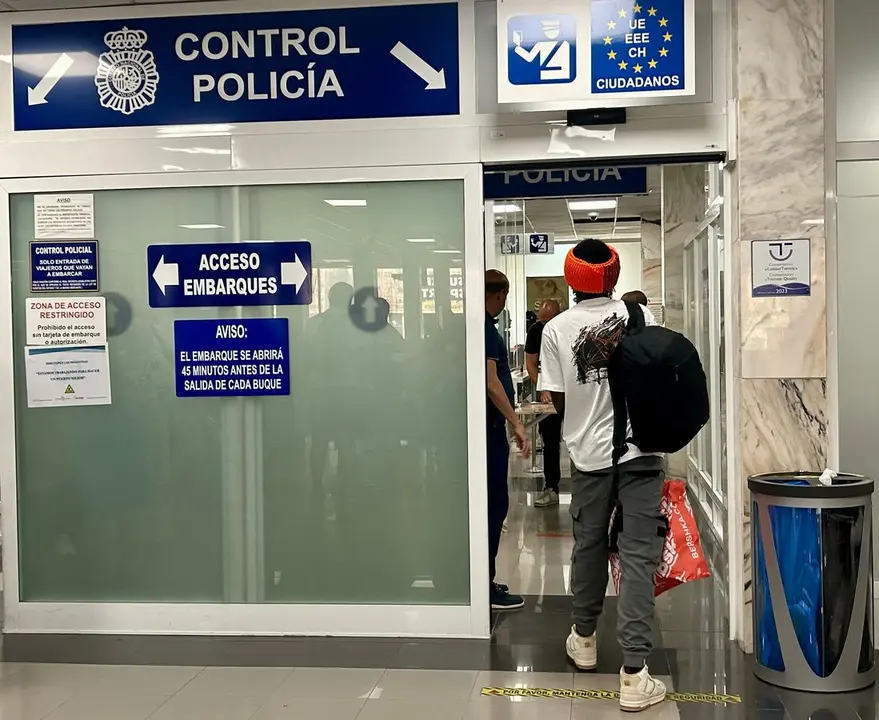 Salida inmigrantes CETI hacia la Pen&iacute;nsula / M.Zapico