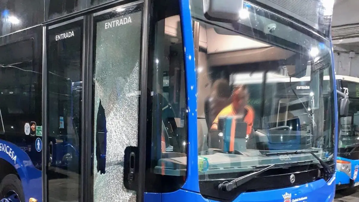 Autob&uacute;s apedreado en la frontera (Cedida)