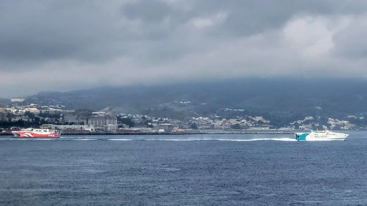 Puerto barcos nubes levante