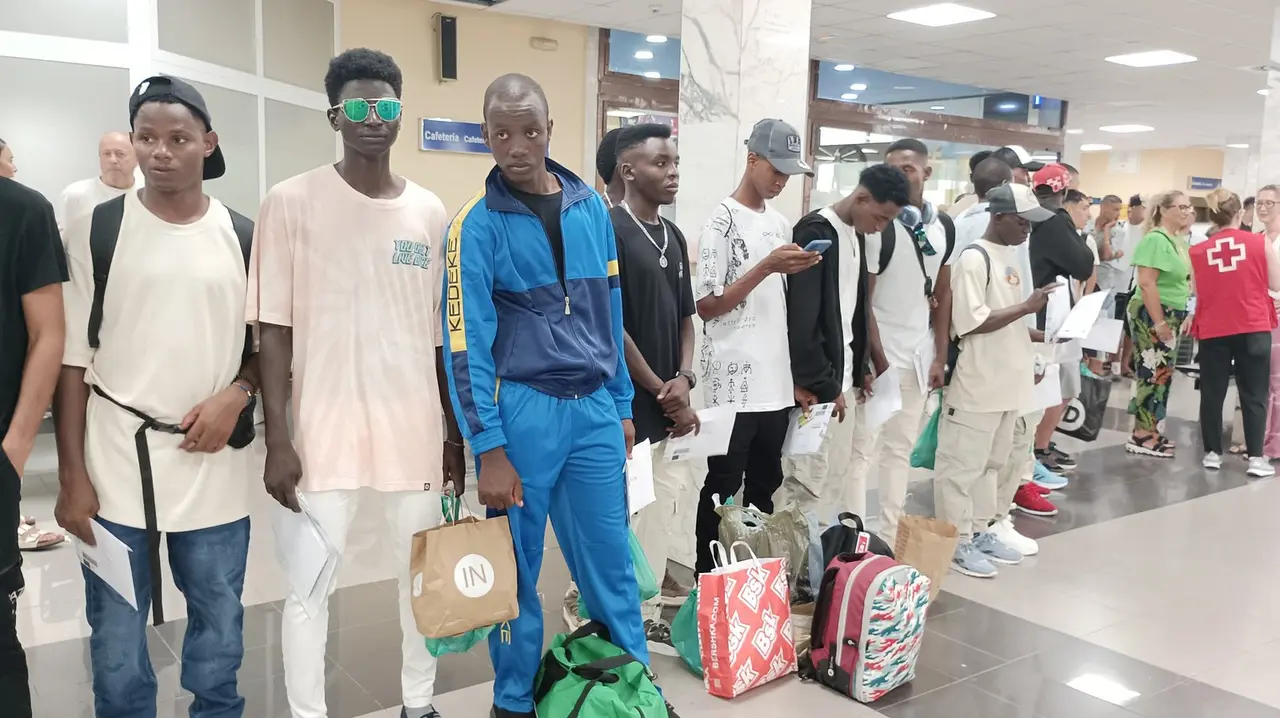Del CETI de Ceuta a la pen&iacute;nsula: 49 migrantes inician un nuevo cap&iacute;tulo