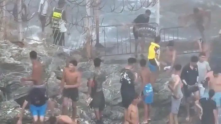 Marruecos no puede contener la avalancha de personas que se lanzan al mar