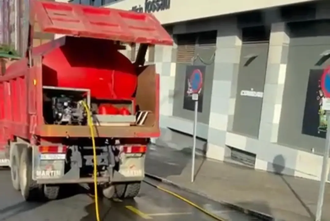 El &aacute;rea de Alejandro Ram&iacute;rez ha subcontratado durante varios d&iacute;as con la firma Gruas Cari&ntilde;o servicios de baldeo en la Ciudad