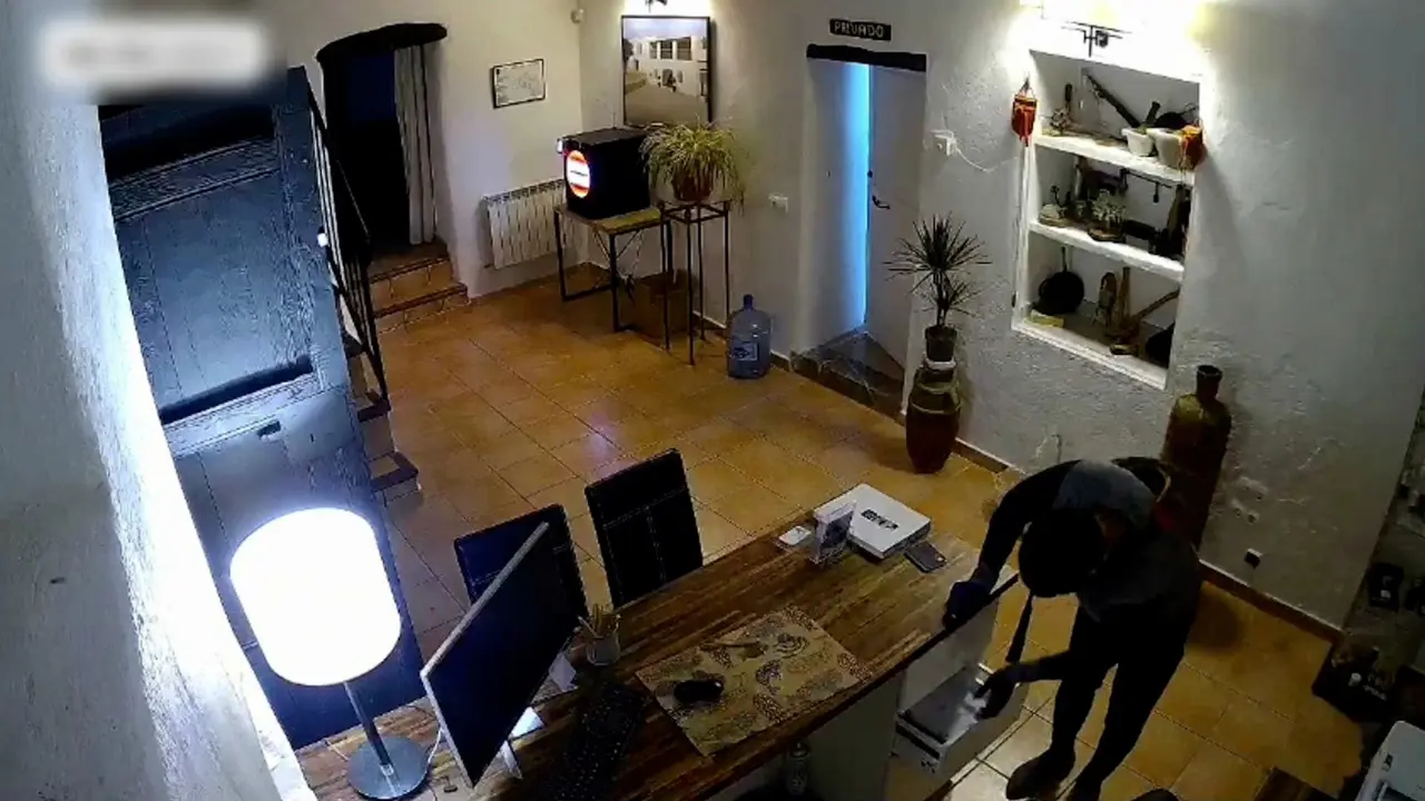 Imagen de uno de los asaltos de la banda tomada por una c&aacute;mara de seguridad (MINISTERIO DEL INTERIOR)