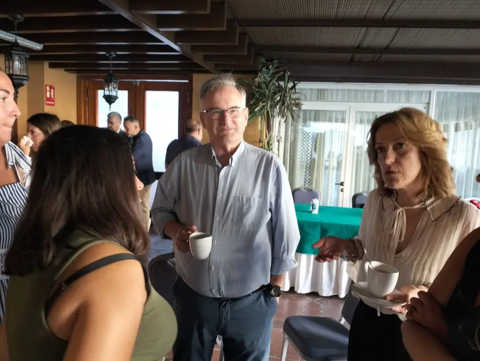 Jes&uacute;s Lopera e Isabel Mu&ntilde;oz departen con los periodistas antes del inicio de la rueda de prensa (C.A.)