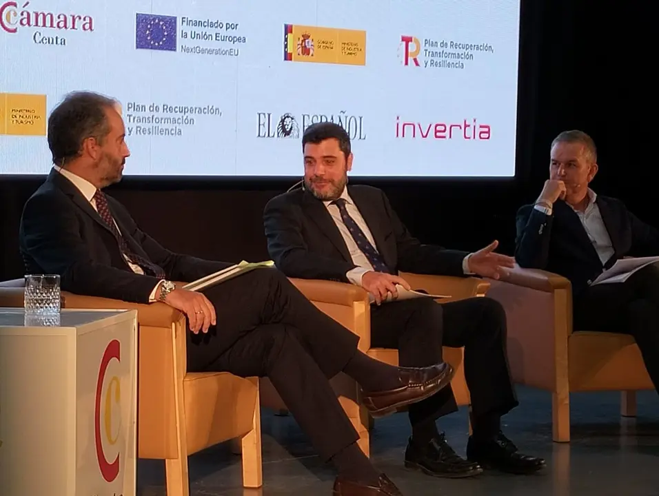 Felipe Masa, a la izquierda, y Alberto Garc&iacute;a, a la derecha. En el centro, el moderador, &Aacute;ngel Recio (C.A.)