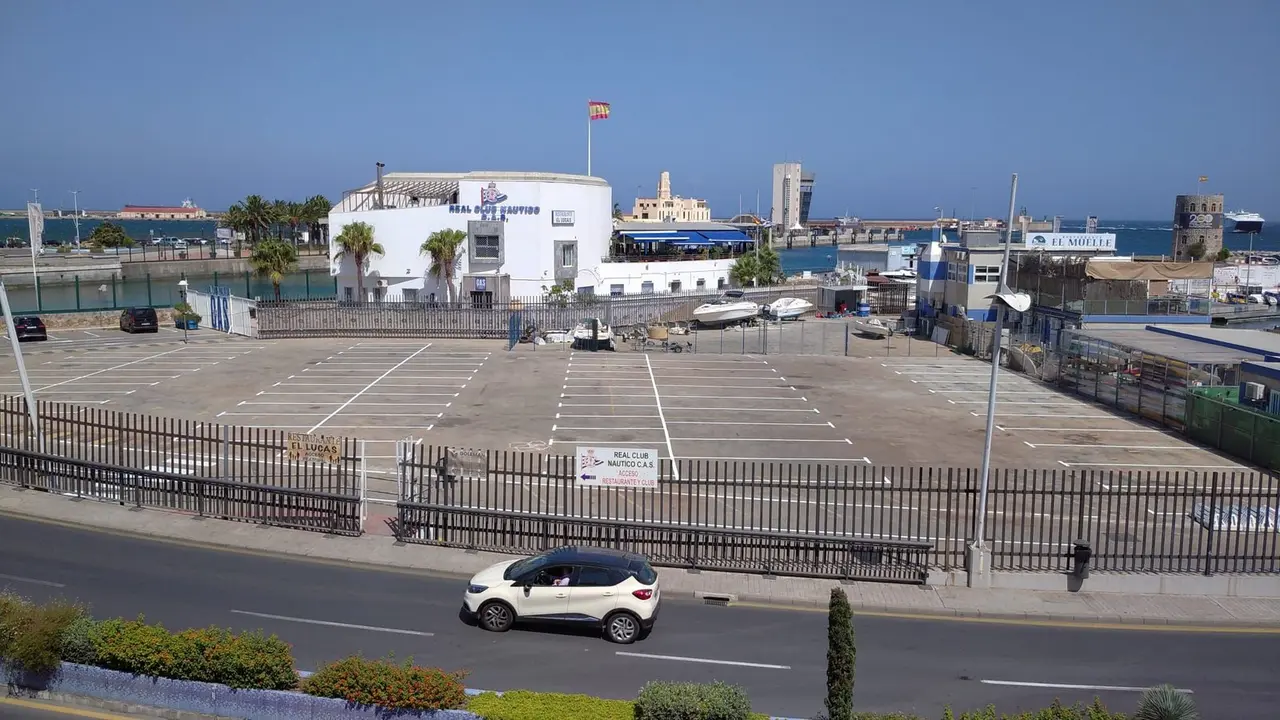Marina H&eacute;rcules adapta una zona de aparcamiento para autocaravanas