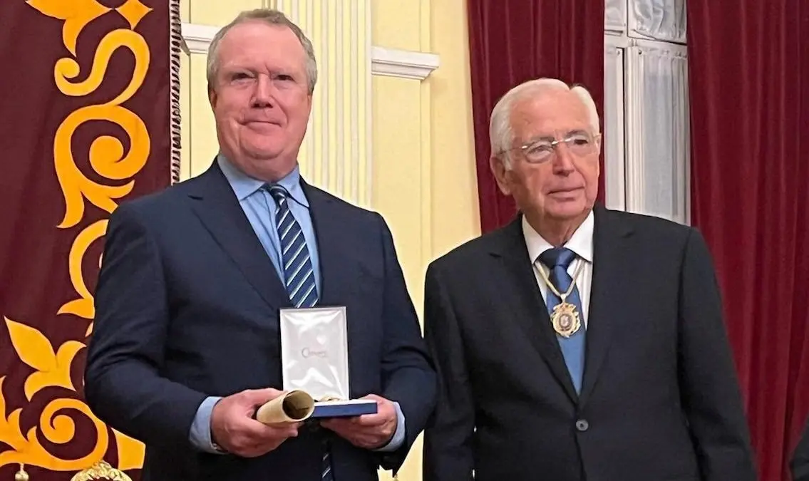 Carlos Echeverr&iacute;a recoge el premio de manos del presidente melillense, Juan Jos&eacute; Imbroda (CEDIDA)