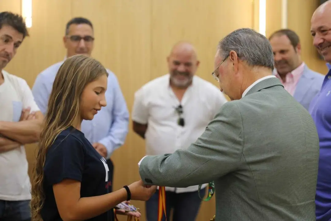 Vivas y la joven karateca ceut&iacute;, durante la recepeci&oacute;n (CEDIDA) MELGAR