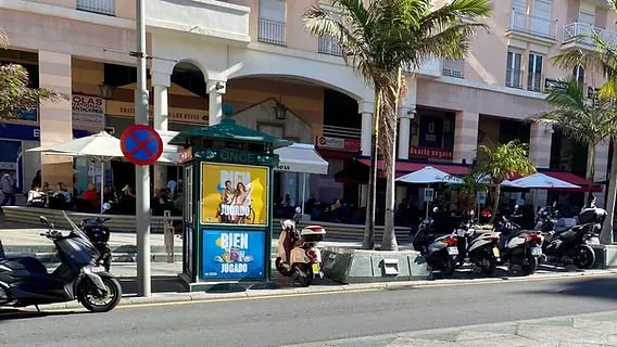 Motocicletas aparcadas frente a la Plaza de los Reyes