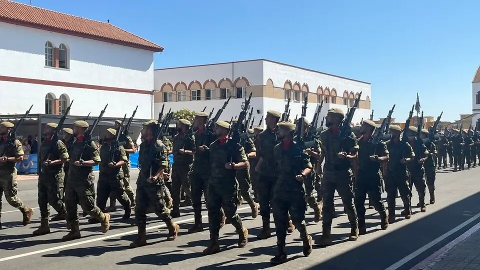  Militares durante una parada en el acuartelamiento Gonz&aacute;lez-Tablas 