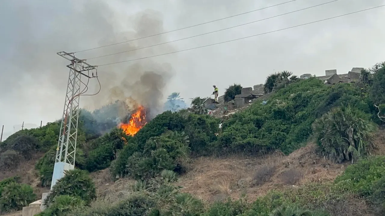 Incendio en la carretera del CETI (M. Zapico)