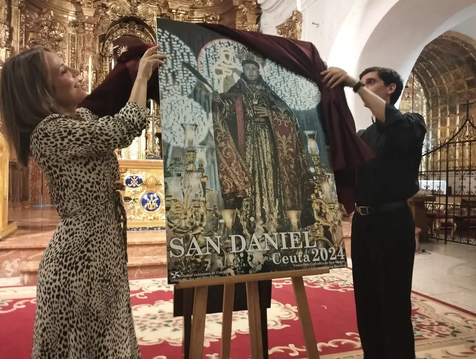Pilar Orozco destapa el cartel oficial ayudada por un sacerdote (C.A.)