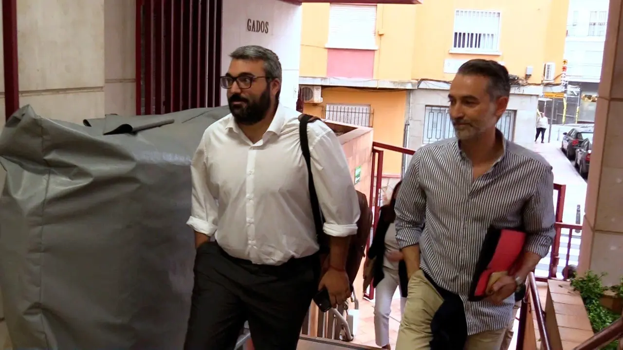 Melchor Le&oacute;n acud&iacute;a al Juzgado a declarar mientras las parte recib&iacute;an la notificaci&oacute;n de AEPD del archivo de la denuncia de M.M. contra el PSOE (C.A.)