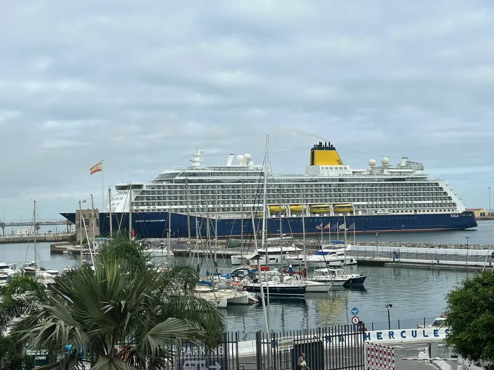 El crucero &laquo;Spirit of Discovery&raquo;, atracado esta ma&ntilde;ana en el Muelle Espa&ntilde;a (M. ZAPICO)