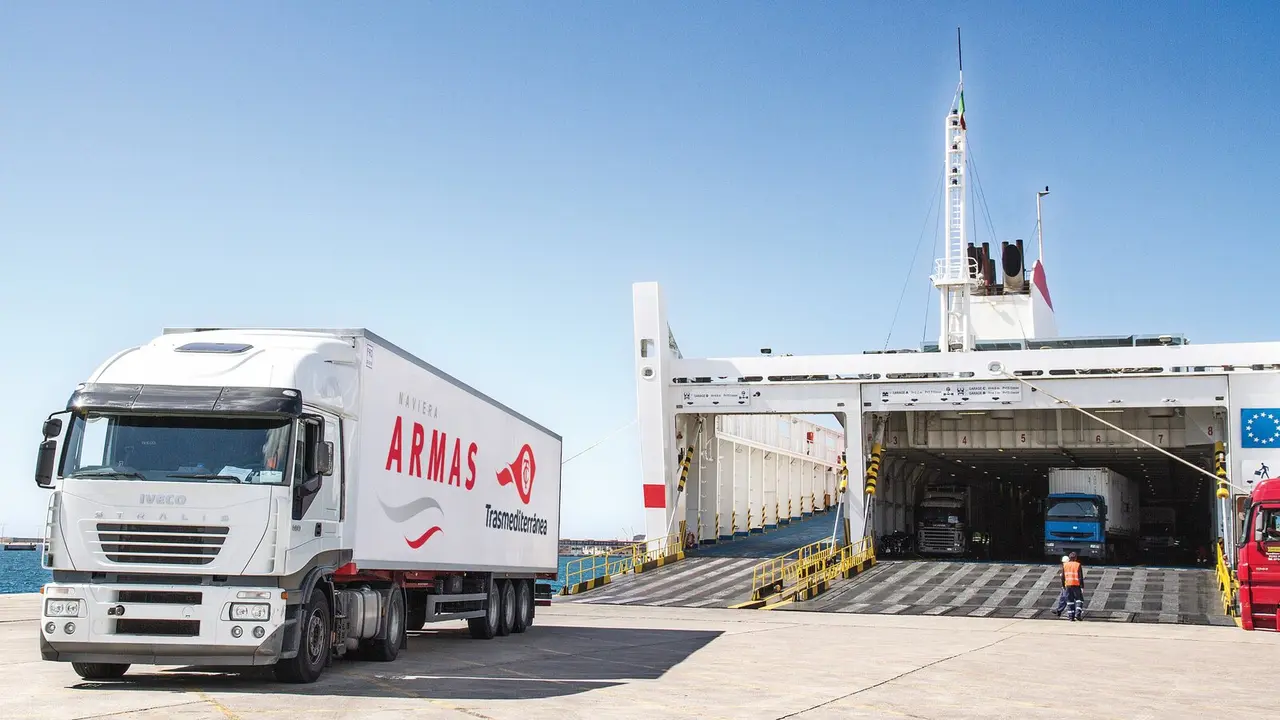Cami&oacute;n y buque para el transporte de mercanc&iacute;as de Armas Trasmediterranea