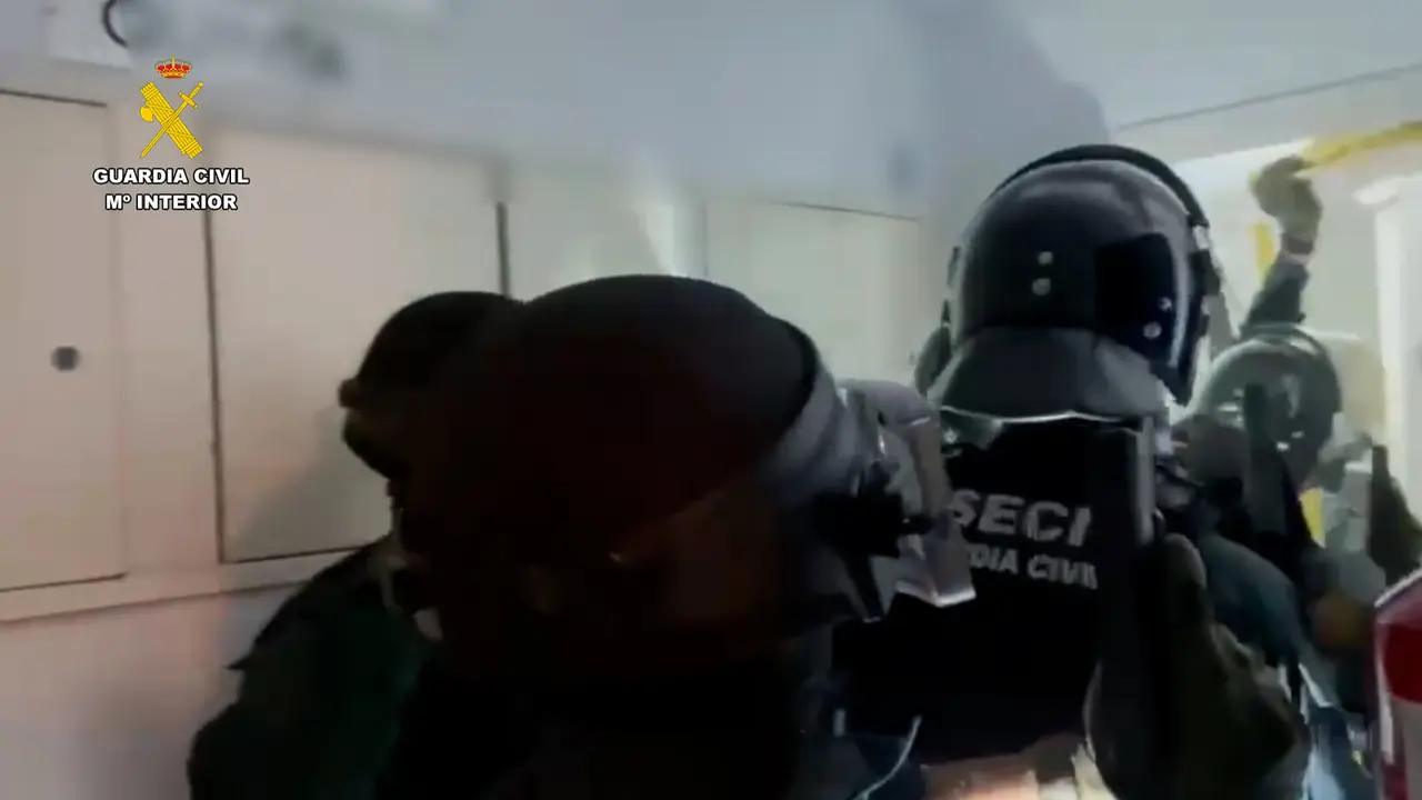 Un momento de la operaci&oacute;n policial (GUARDIA CIVIL)
