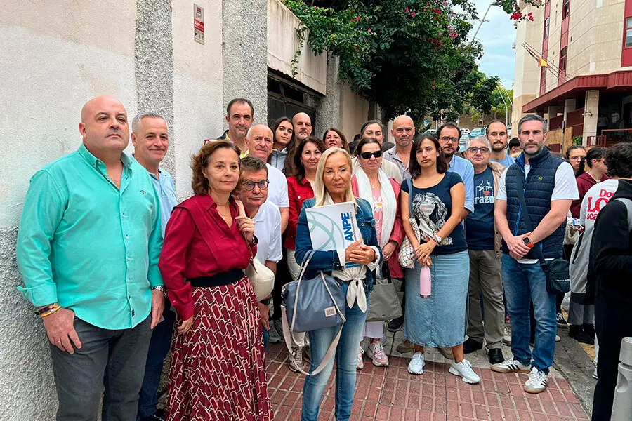  Concentraci&oacute;n en el IES Camoens ante la agresi&oacute;n a una docente 