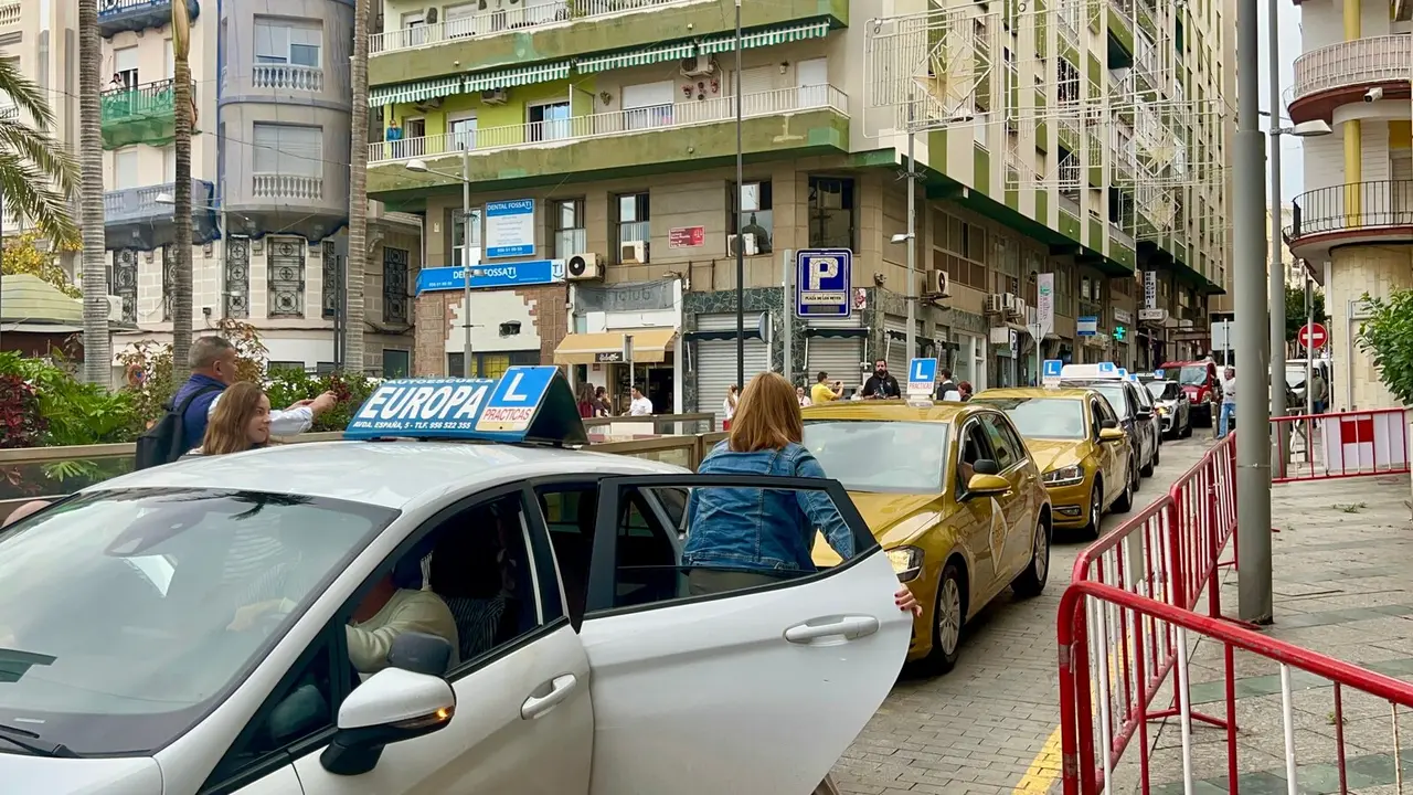Protesta autoescuelas frente a Delegaci&oacute;n / M.Zapico