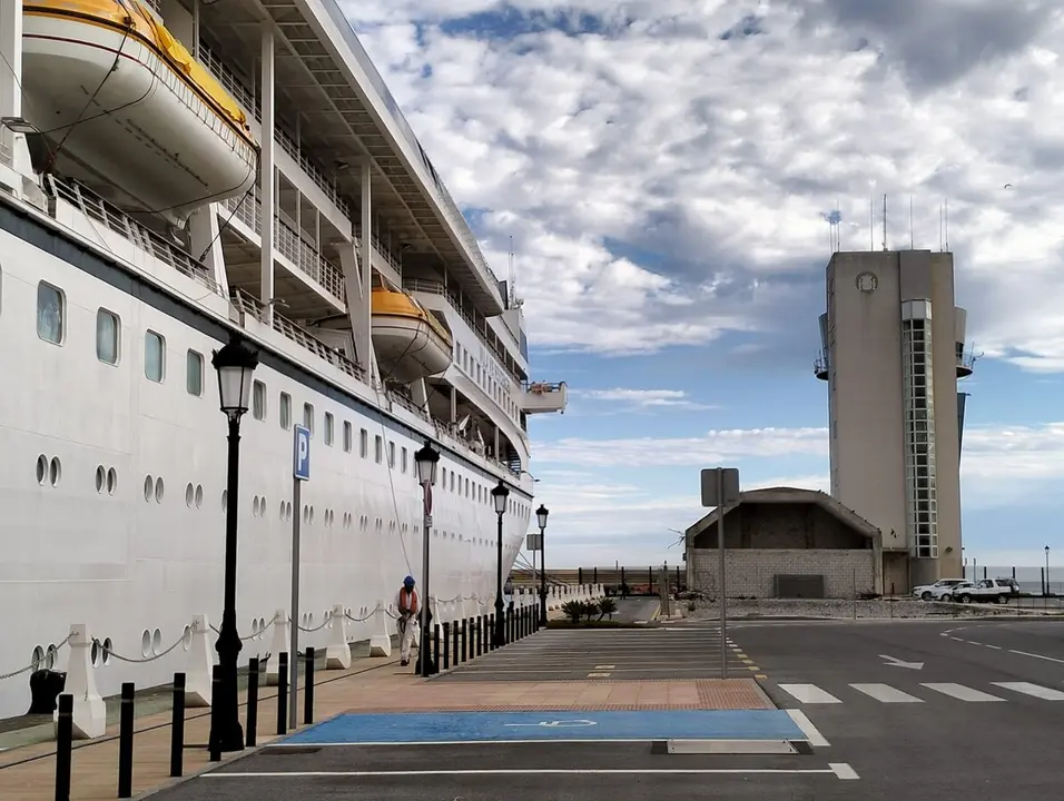 &laquo;Spirit of Discovery&raquo; y &laquo;Villa Vie Odyssey&raquo;