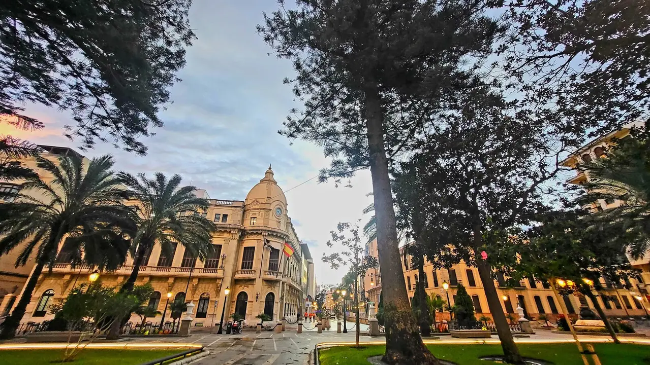 Cielo, nubes, brumas, ayuntamiento Ceuta