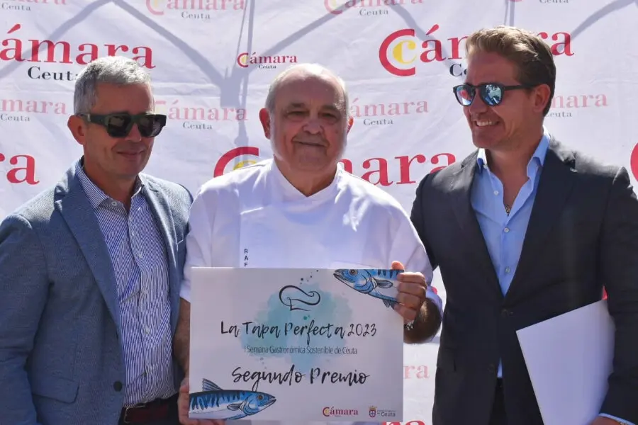 Rafael Carrasco, en el centro, recibe un premio (CEDIDA)
