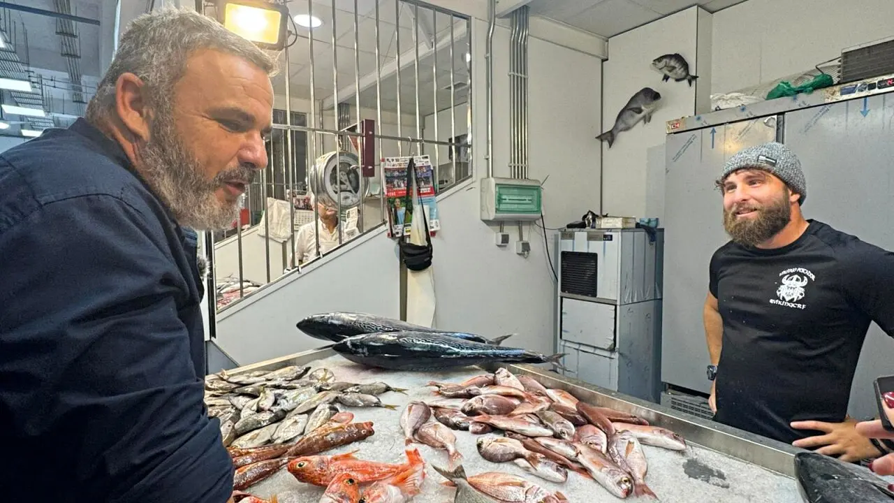  &Aacute;ngel Le&oacute;n charlando de la pesca en el mercado de Ceuta. 