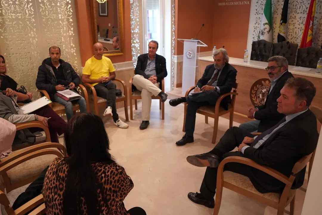 Un momento de la reuni&oacute;n celebrada en la sede del Colegio de M&eacute;dicos (CEDIDA)