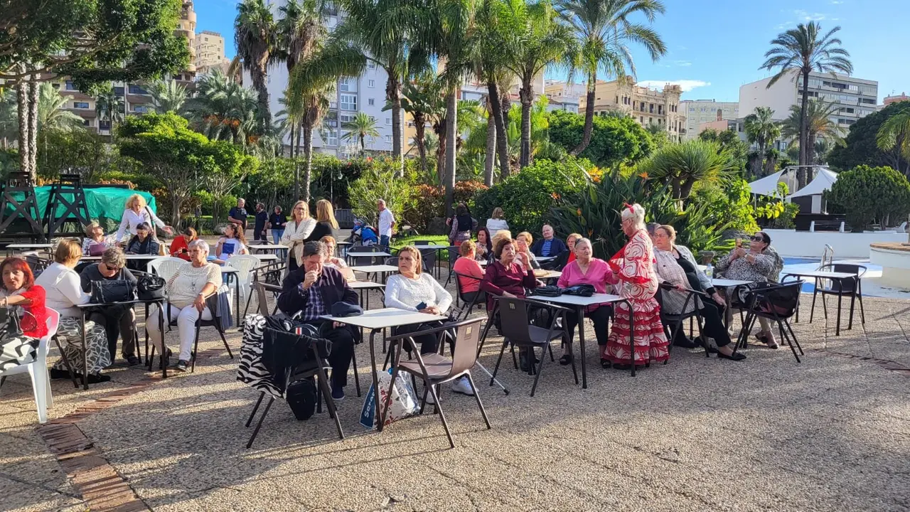Merienda solidaria en el Parque Mar&iacute;timo: Scouts y mayores comparten una tarde especial