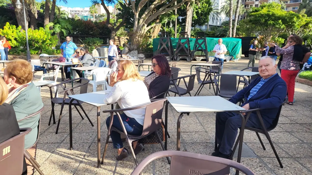 Merienda solidaria en el Parque Mar&iacute;timo: Scouts y mayores comparten una tarde especial