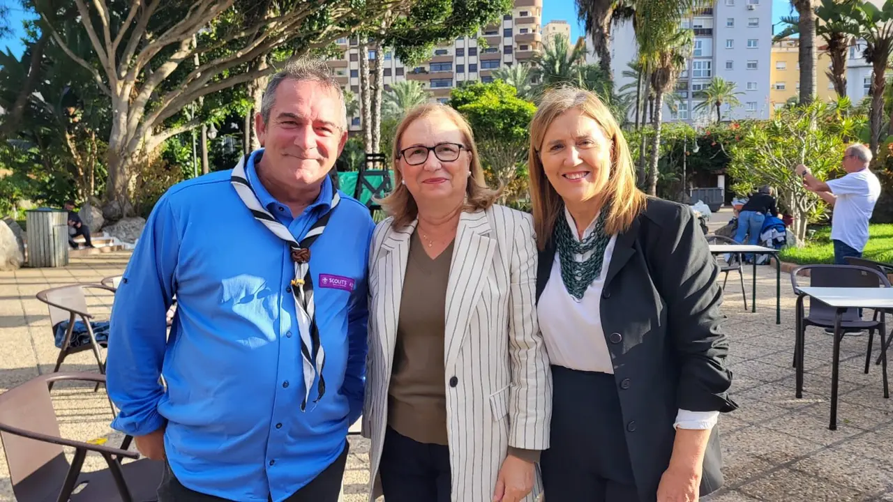 Merienda solidaria en el Parque Mar&iacute;timo: Scouts y mayores comparten una tarde especial