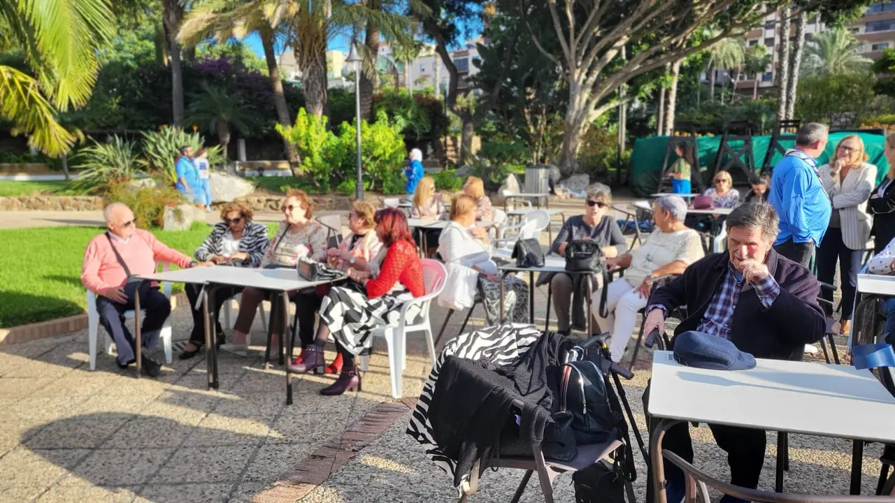 Merienda solidaria en el Parque Mar&iacute;timo: Scouts y mayores comparten una tarde especial