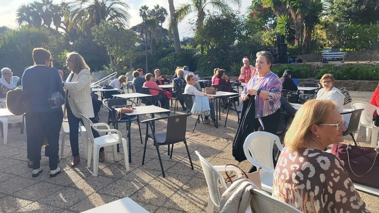 Merienda solidaria en el Parque Mar&iacute;timo: Scouts y mayores comparten una tarde especial