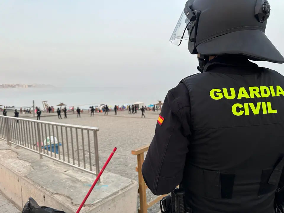 Un agente de la Guardia Civil, en la frontera / Archivo