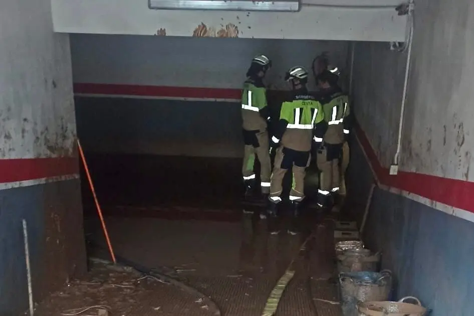 Bomberos ceut&iacute;es colaboran en Valencia / Cedida
