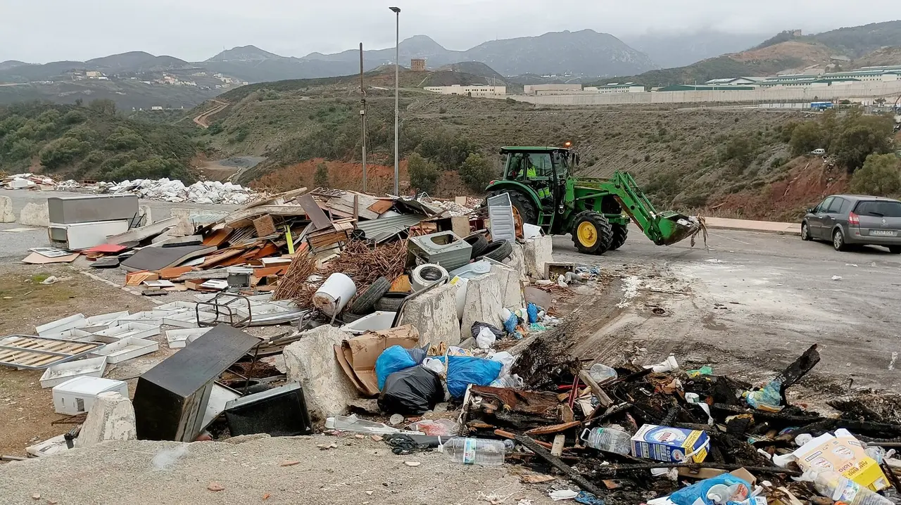 Operarios de Servilimpce, trabajando en el vertedero el que se ha convertido el Fort&iacute;n del Pr&iacute;ncipe