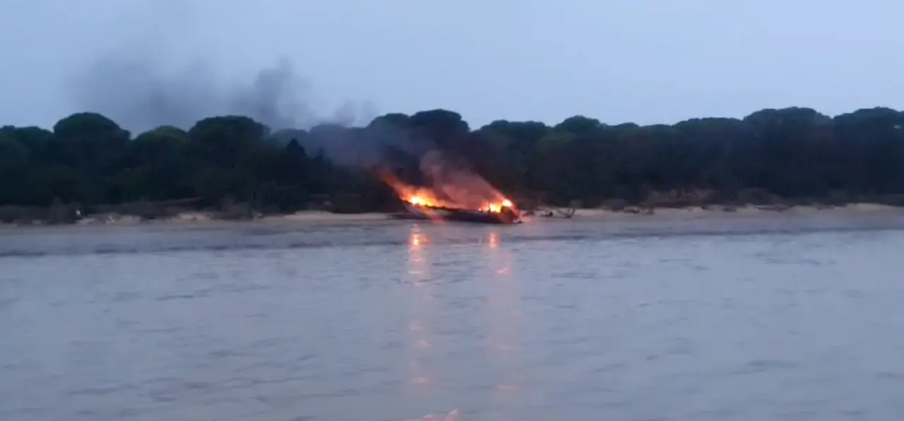 Momento en el que la narcolancha sale ardiendo