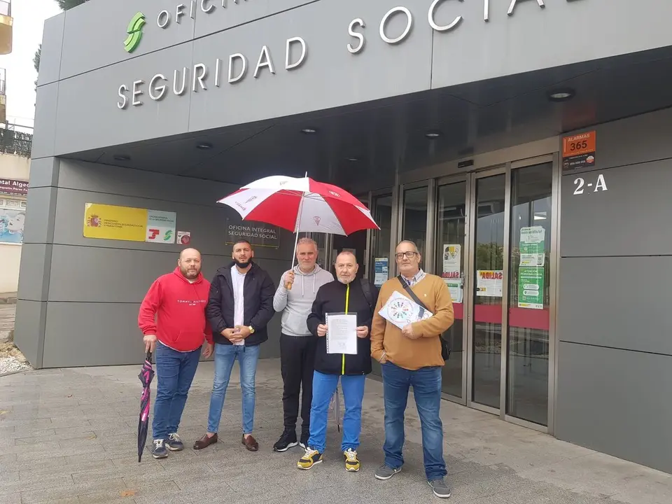 Juan Montoya, de SITA Ceuta, junto a compa&ntilde;eros del Sindicato