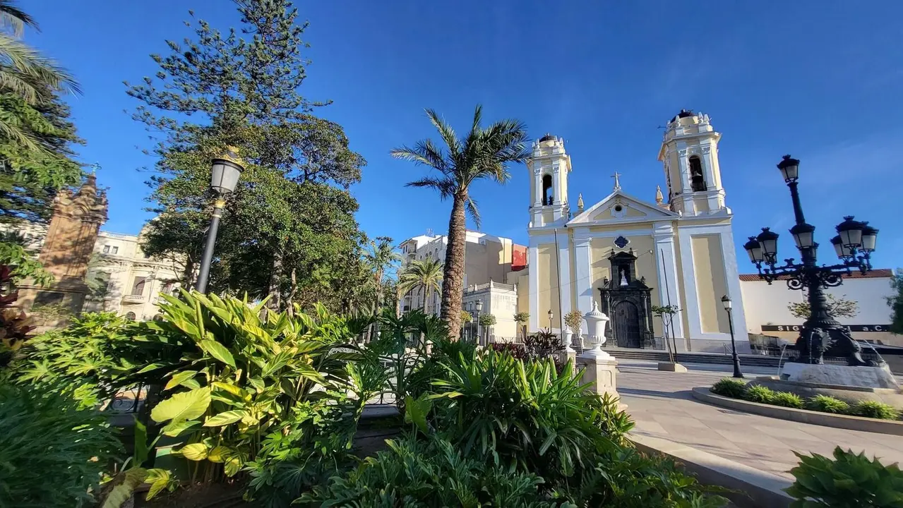 Plaza de &Aacute;frica, d&iacute;a soleado