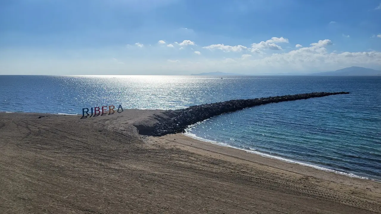 Playa de La Ribera, con poniente